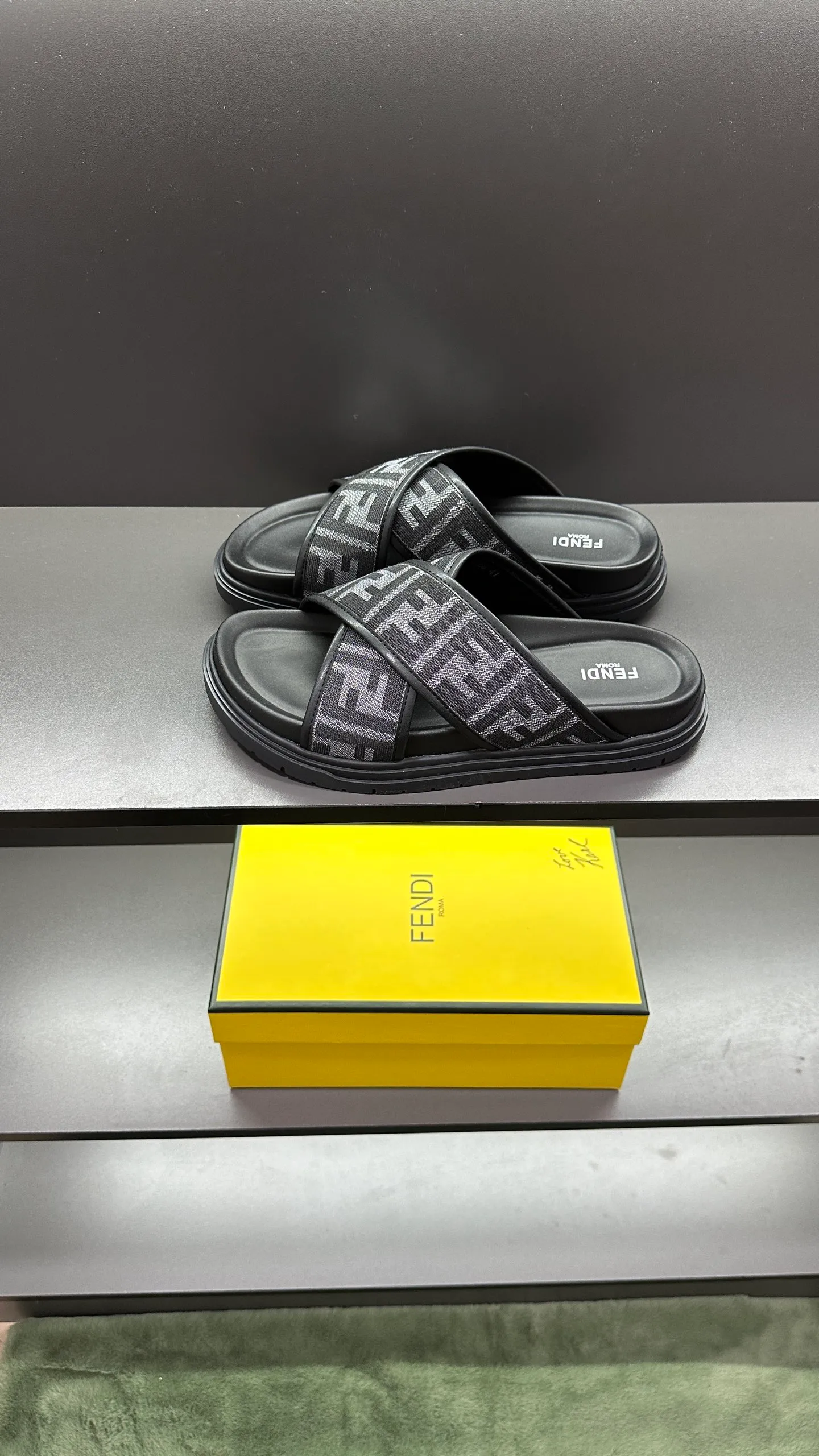 P300 [Fendi Slippers] High-end men's shoes brand, official website 1:1 latest masterpiece: original mold customization, fabrics made of imported original materials, upgraded outsole, lighter and non-slip. The market's top quality, simple yet tasteful, a must-have for fashionistas, fashionable at your feet, full of confidence, the same style at the counter 👍The season of summer slippers is here. Code: 38-45, 46 order
